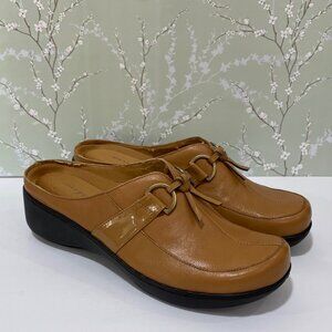 easySpirit Damaras leather Mules NWOT Caramel colored Women S  8.5 Gold accents